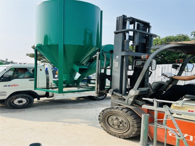 立式飼料機組發(fā)貨