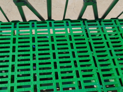 塑料漏糞板相比傳統(tǒng)漏糞材料有哪些顯著優(yōu)勢(shì)